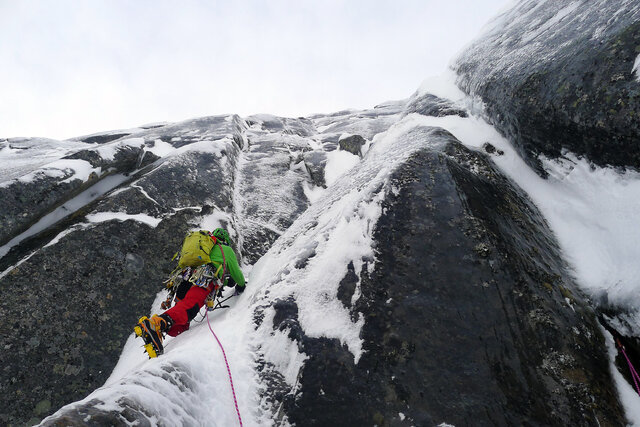 Den store dagen. Oppe tidlig. Olsen ville vi skulle rekke tilbake til foredraget av Polardronninga. Men alle som kan legge sammen to pluss to skjønte at det ikke kom til å funke. Skyssbåten gled ut i den blå timen. Inn en fjord, men hvor er Rulten?